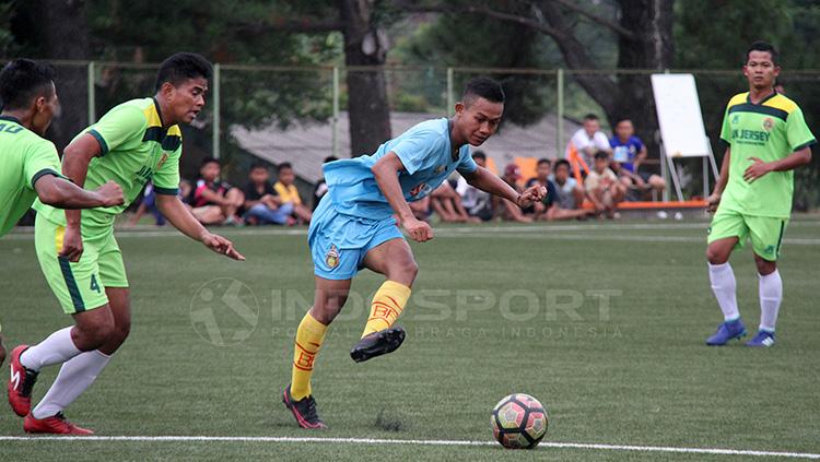 Pemain Bhayangkara fc tengah mengeksekusi bola. Copyright: Zainal Hasan/INDOSPORT