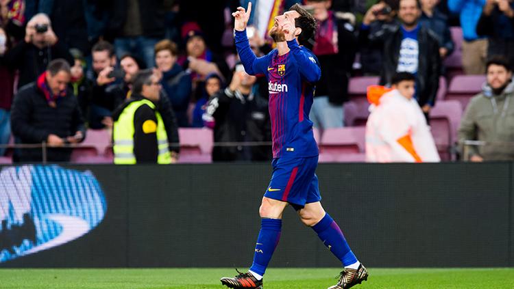 Lionel Messi setelah mencetak gol ke gawang Levante. Copyright: INDOSPORT
