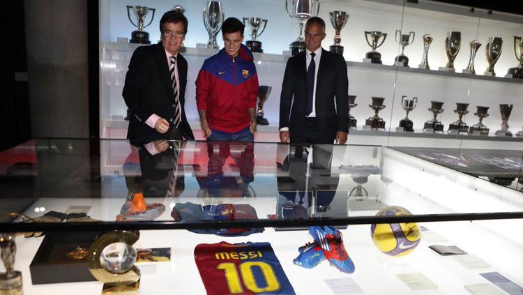 Coutinho saat diajak ke museum Barcelona.