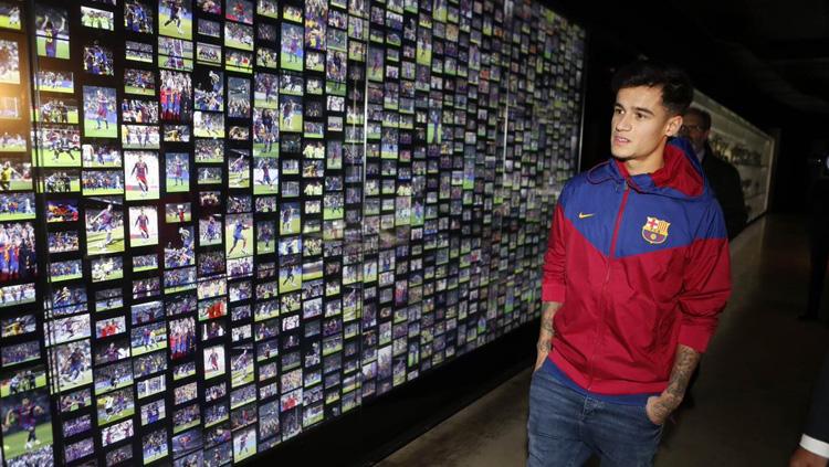 Coutinho saat melihat galeri foto di Barcelona.