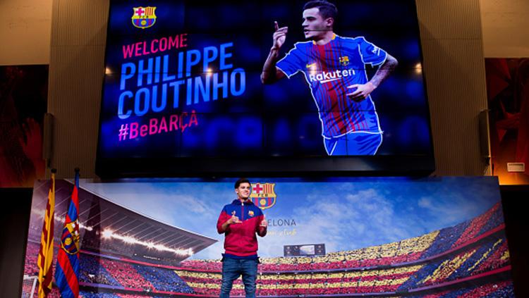 Coutinho saat diperkenalkan secara resmi di Barcelona.