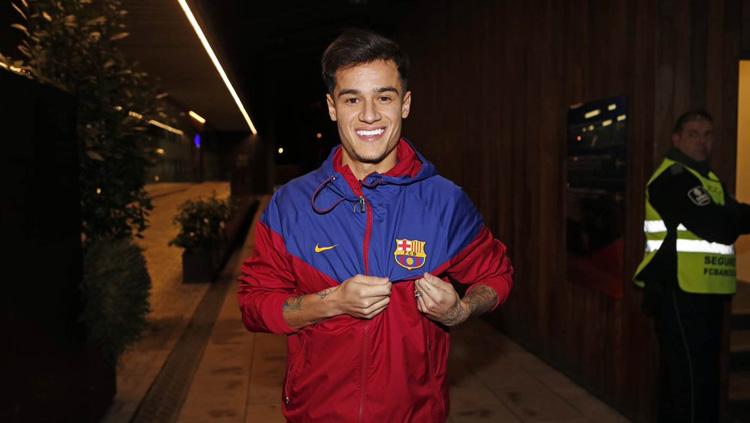 Philippe Coutinho menunjukan jersey Barcelona kepada awak media yang ia pakai.