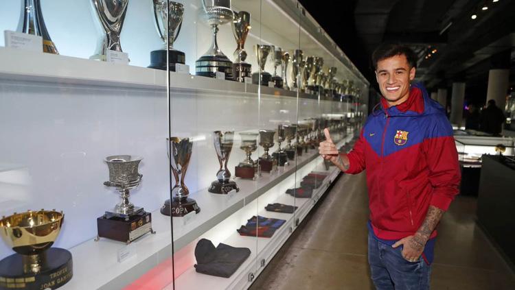 Coutinho saat melaihat koleksi trofi milik Barcelona.
