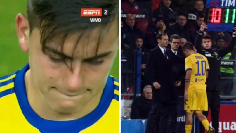 Dybala ditarik ke luar lapangan usai mengalami cedera. Copyright: SPORTbible