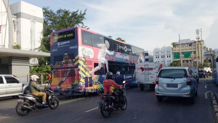 Logo cabang olaharaga di bus TransJakarta. Copyright: Annisa Hardjanti/INDOSPORT