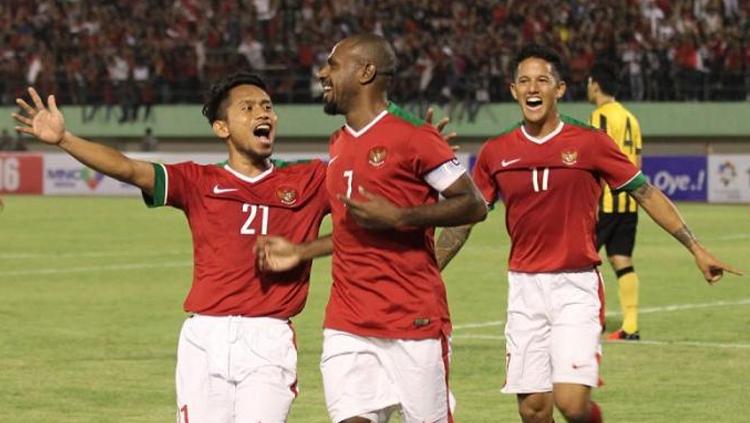 Kapten timnas Indonesia, Boaz Salosa (tengah) merayakan gol ke gawang Malaysia bersama Andik Vermansah (kiri) dan Irfan Bachdim di Stadion Manahan, Solo, Selasa (6/9/2016). Copyright: Twitter/@PSSI_FAI