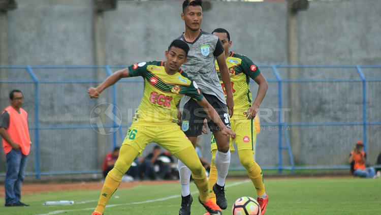 dua pemain Kedah FA berebut bola dengan pemain Persela Lamongan. Copyright: Ian Setiawan/INDOSPORT