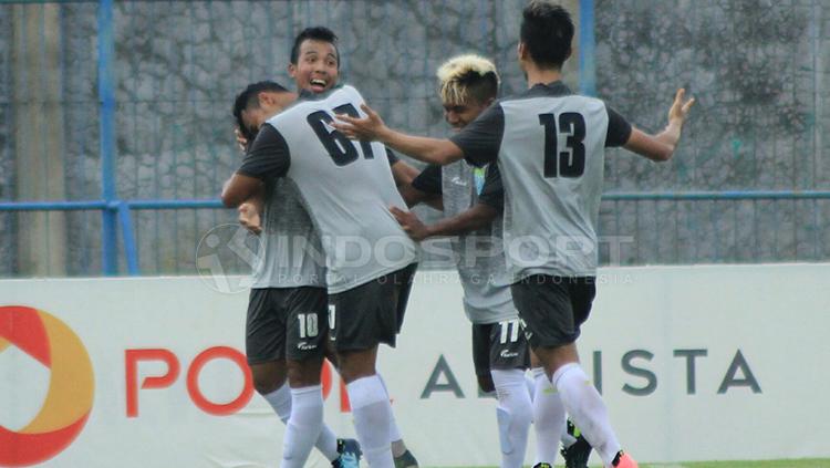 Selebrasi gol Persela Lamongan yang dicetak oleh Guntur Triaji. Copyright: Ian Setiawan/INDOSPORT