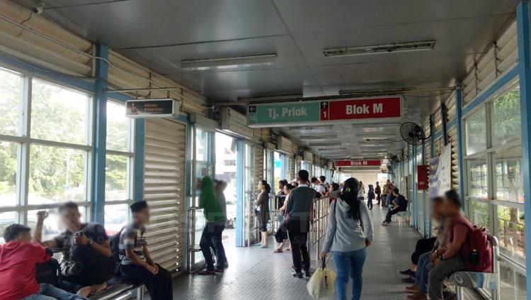 Suasana halte transjakarta. Copyright: Annisa Hardjanti/INDOSPORT