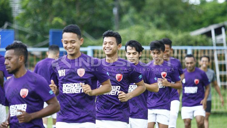 Wajah senang para pemain PSM Makassar saat latihan. Copyright: Reno Firhad Rinaldi/INDOSPORT