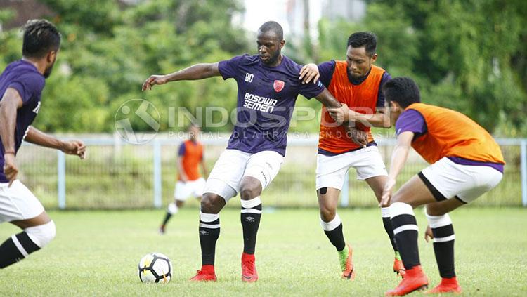 Bruce Djite saat mengikuti sesi latihan PSM Makassar. Copyright: Reno Firhad Rinaldi/INDOSPORT