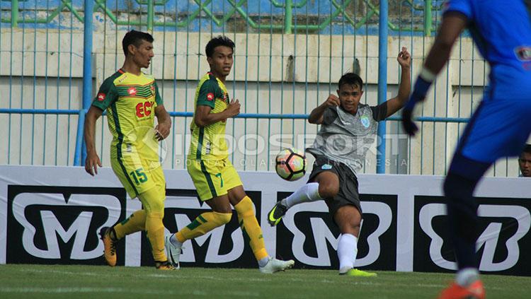 Rizal Ghazali dan Baddrol Bakhtiar, dua pemain Kedah FA saat menutup ruang gerak winger Persela.