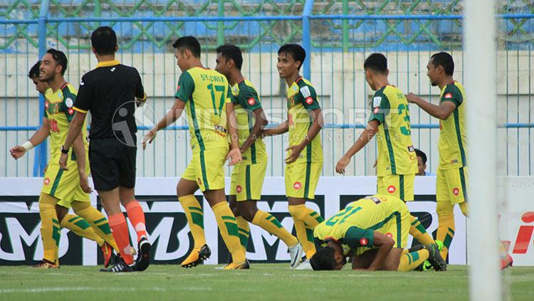 Penyerang Kedah, M. Zafuan Azeman sujud syukur pertanda gol penyama kedudukan di menit 51.
