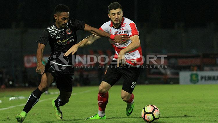 Nuriddin Davronov berusaha merebut bola dari kaki Marko Kabiay.