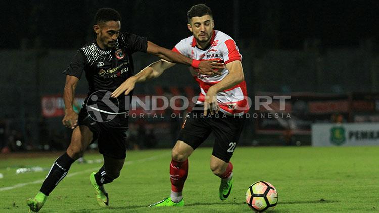 Nuriddin Davronov berusaha merebut bola dari kaki Marko Kabiay. Copyright: Ian Setiawan/INDOSPORT