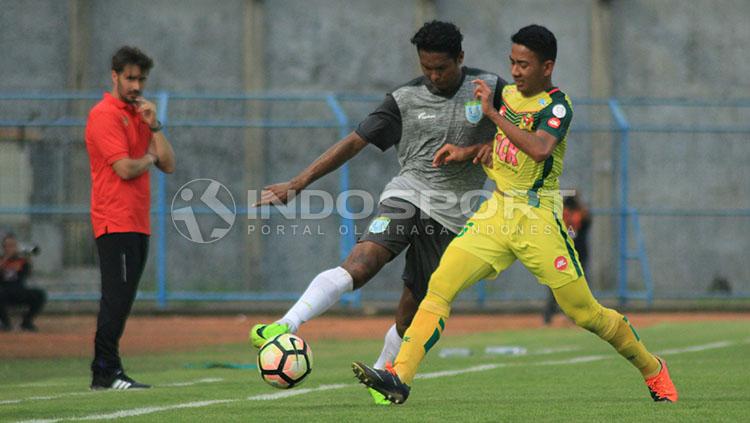 Pelatih Kedah FA, Ramon Marcote melihat secara seksama performa anak asuhnya melawan Persela Lamongan.