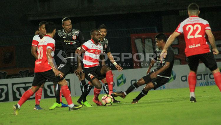 Situasi empat lawan tiga, saat Engelberd Sani berupaya pertahankan bola dari gangguan Rohit Chand. Copyright: Ian Setiawan/INDOSPORT