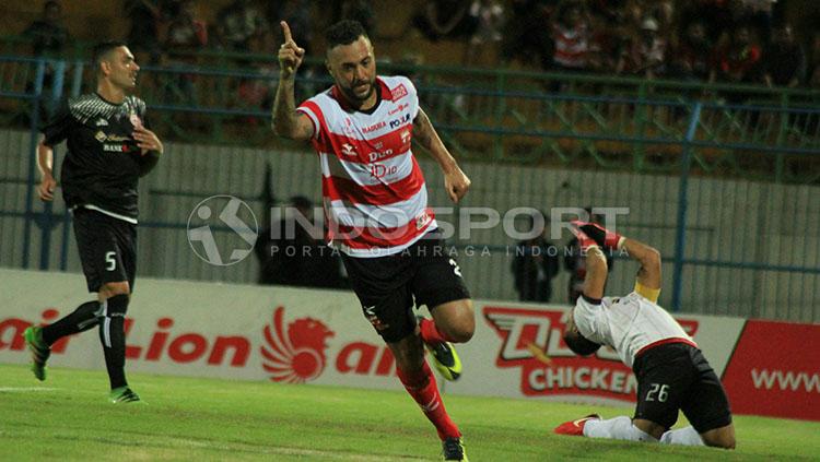 Selebrasi gol Marcel Sacramento diikuti penyesalan Andritany lewat eksekusi penalti di menit 21. Copyright: Ian Setiawan/INDOSPORT