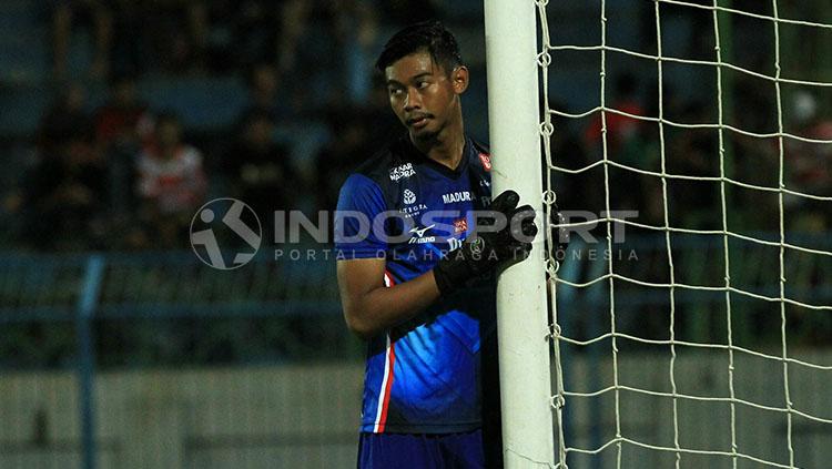 Manajemen Madura United menegaskan jika salah satu kiper andalannya, Satria Tama tetap bertahan.