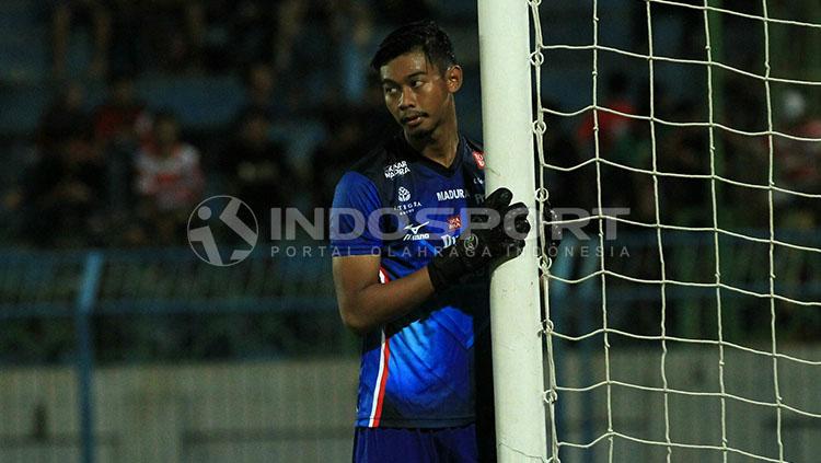 Kiper MU, Satria Tama seolah tak percaya dibobol dua kali oleh Persija Jakarta sehingga skor menjadi 2-2. Copyright: Ian Setiawan/INDOSPORT