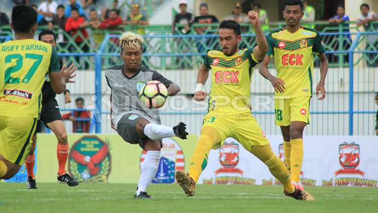 Winger Persela, Fahmi Al Ayyubi berupaya keras melepaskan crossing di tengah kawalan pemain Kedah FA. Copyright: Ian Setiawan/INDOSPORT