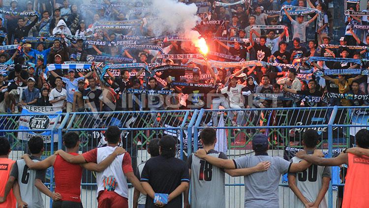 Pemain Persela memberi penghormatan kepada suporter usai melawan Kedah FA.