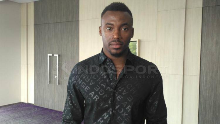 Pemain Borneo FC, Guy Junior menampilkan gaya berkelas untuk mencegah virus corona yang belakangan ini sedang berkecamuk.