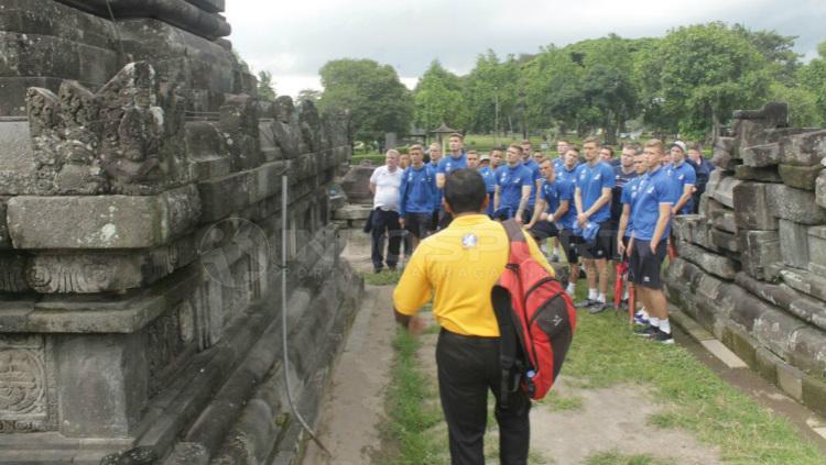 Timnas Islandia berkunjung ke Candi Prambanan