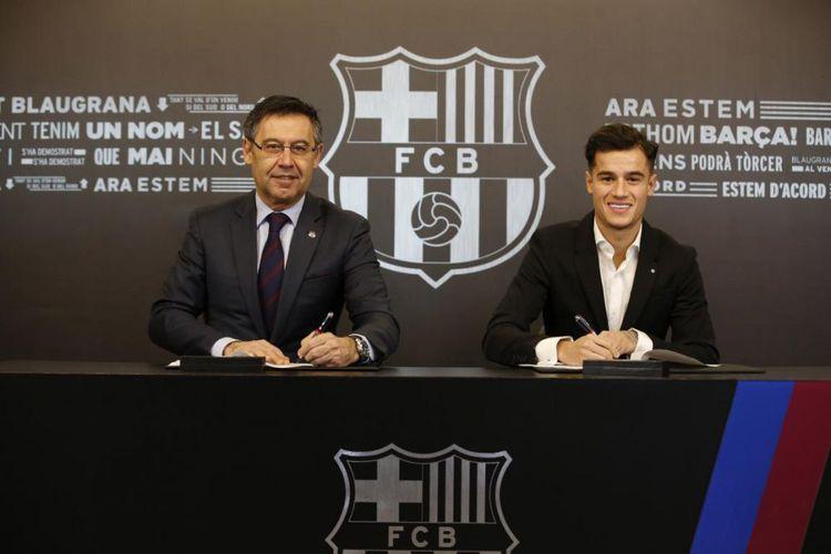 Philippe Coutinho saat menandatangani kontrak bersama Josep Maria Bartomeu. Copyright: Barcleona
