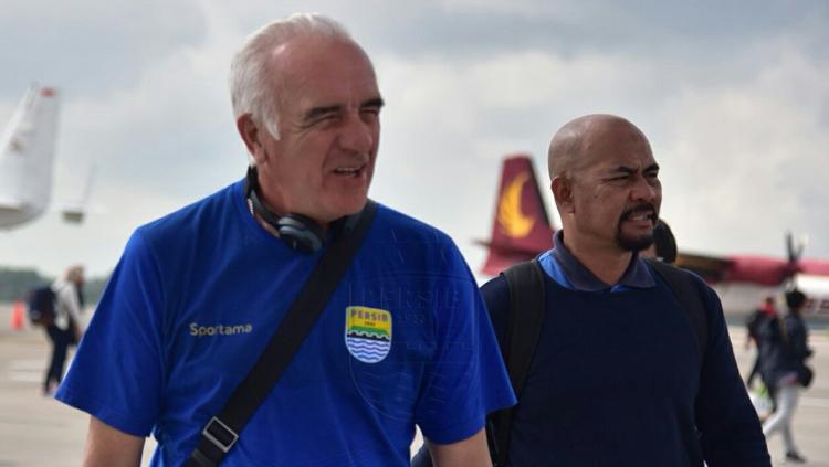 Mario Gomes dan Heri Setiawan tiba di Bandar Udara Internasional Hang Nadim, Batam.