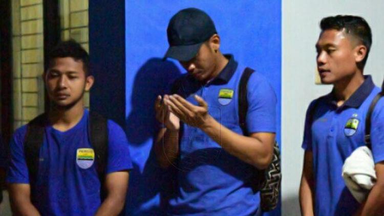 Pemain Persib Bandung melakukan doa bersama sebelum terbang ke Batam untuk melakukan uji coba.