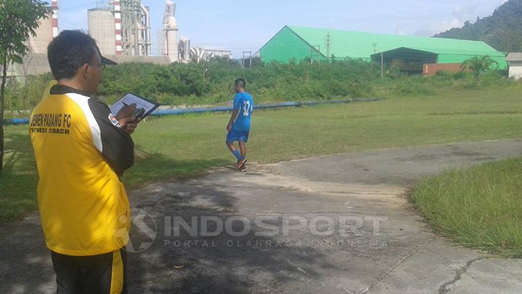 Pemain Semen Padang saat melakukan cross country di lapangan golf PT Semen Padang. Copyright: Taufik Hidayat/INDOSPORT