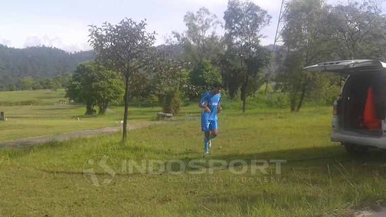 Pemain Semen Padang saat melakukan cross country di lapangan golf PT Semen Padang. Copyright: Taufik Hidayat/INDOSPORT