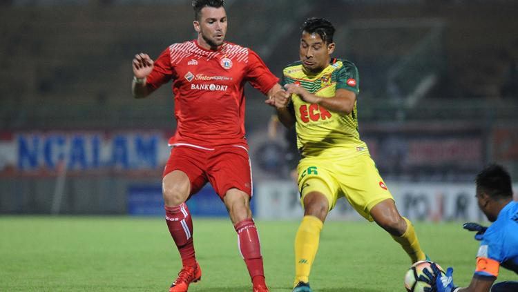 Marco Simic duel dengan pemain Kedah FA. Copyright: Media Persija