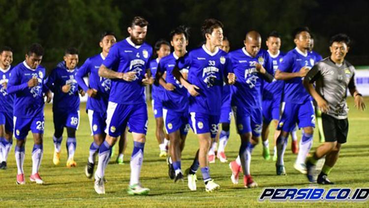 Persib bandung gelar latihan malam hari di Batam.