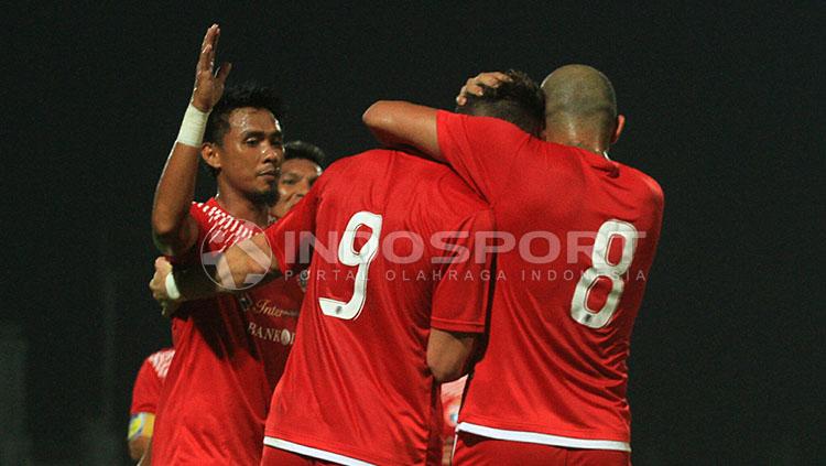 Maman Abdul Rahman (kiri) usai merayakan gol Marko Simic, 10 menit kemudian diganjar kartu merah.