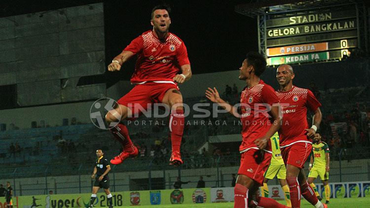 Marko Simic meloncat dalam selebrasi gol heading-nya di menit 21.