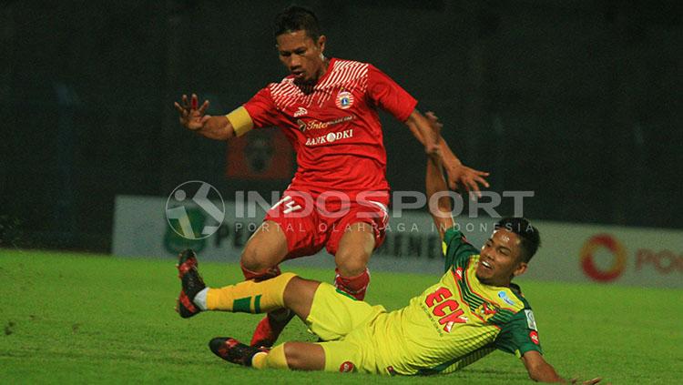 Ismed Sofyan berusaha menghindari tekel pemain Kedah FA. Copyright: Ian Setiawan/INDOSPORT