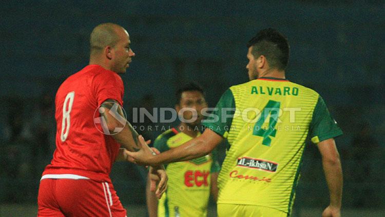 Ivan Carlos berusaha ditenangkan Alvaro Linares usai terlibat duel fisik. Copyright: Ian Setiawan/INDOSPORT