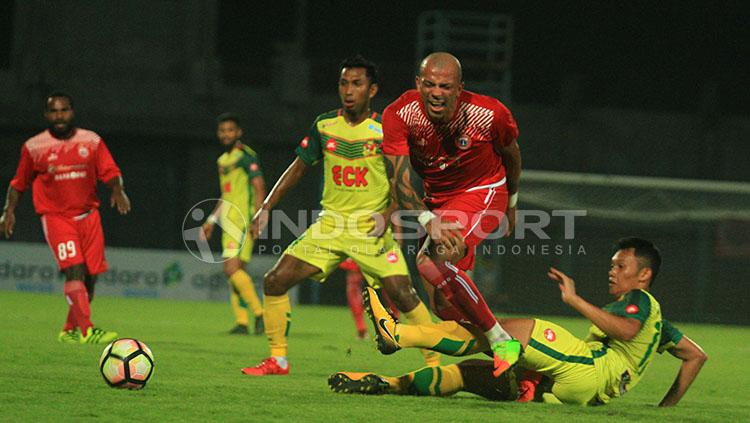 Ivan Carlos meringis kesakitan usai diterjang bek Kedah FA. Copyright: Ian Setiawan/INDOSPORT