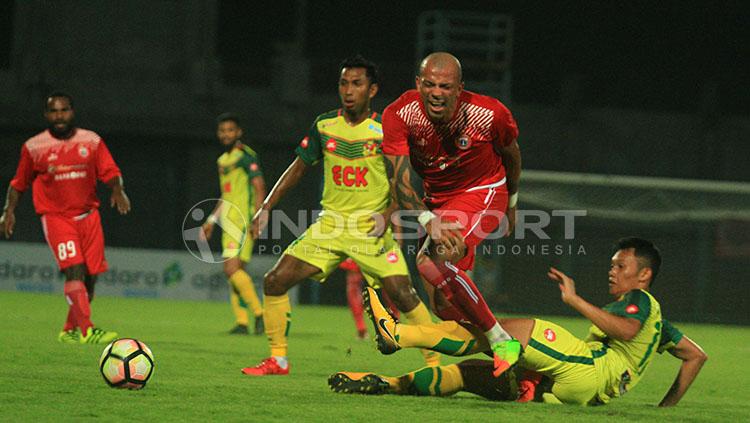 Ivan Carlos meringis kesakitan usai diterjang bek Kedah FA.