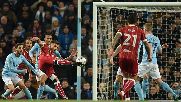 Salah satu pemain Bristol melepaskan tendangan voli ke arah gawang Man City.