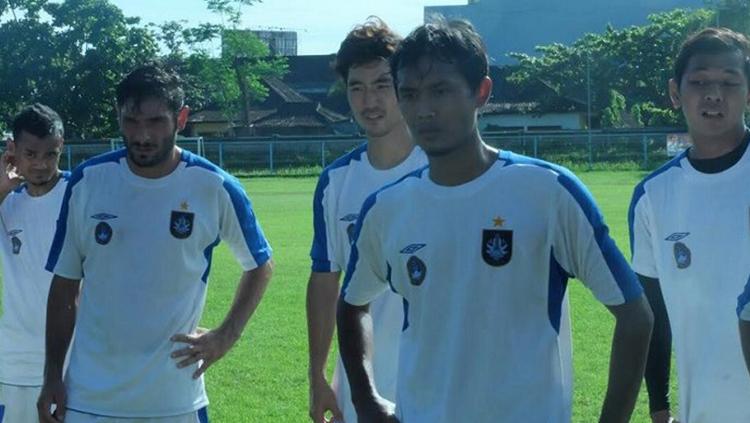 Ricardo Sendra (kiri) ikut berlatih bersama PSIS jelang laga melawan Bali United, Selasa pagi (9/1/2018) Copyright: Istimewa