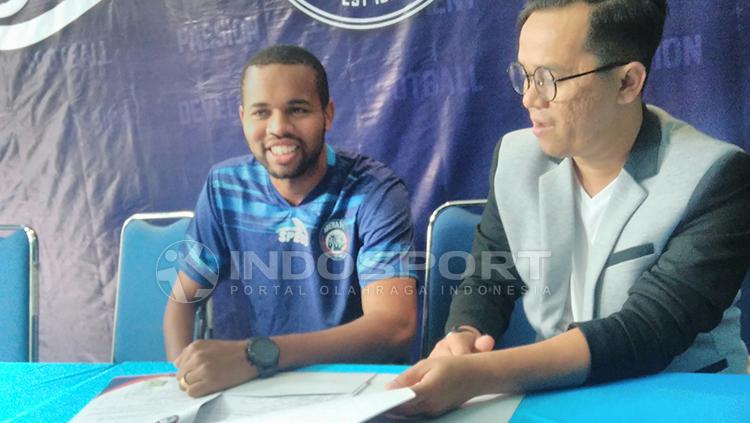 Thiago Furtuoso saat menandatangani kontrak bersama Arema FC. Copyright: Ian Setiawan/INDOSPORT