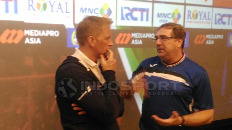 Robert Alberts dan Heimir Hallgrímsson tengah berdiskusi. Copyright: Zainal Hasan/INDOSPORT