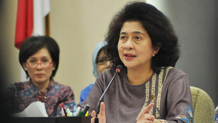Nila Moeloek Menteri kesehatan (Menkes).