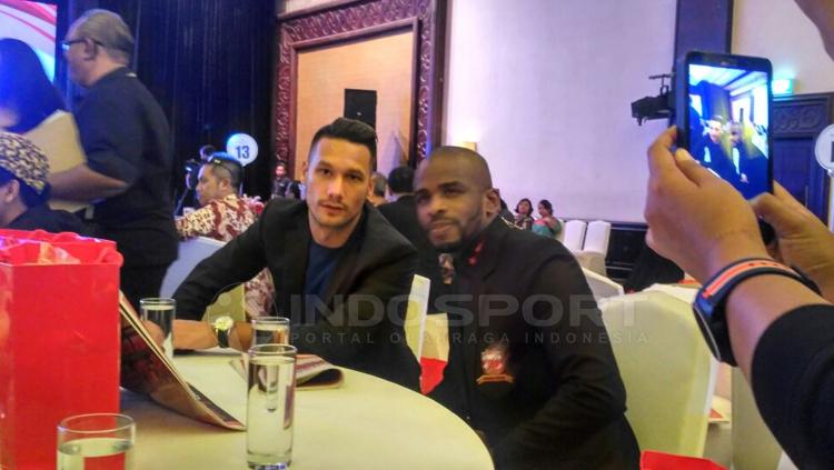 Greg Nwokolo dan Raphel Maitimo.