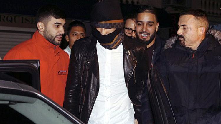 Cristiano Ronaldo menggunakan masker saat keluar dari restoran. Copyright: Getty Images.