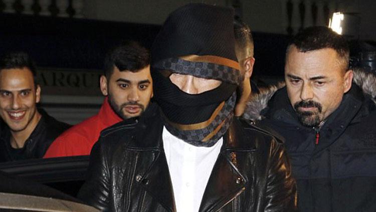 Cristiano Ronaldo menggunakan masker saat keluar dari restoran. Copyright: Getty Images.