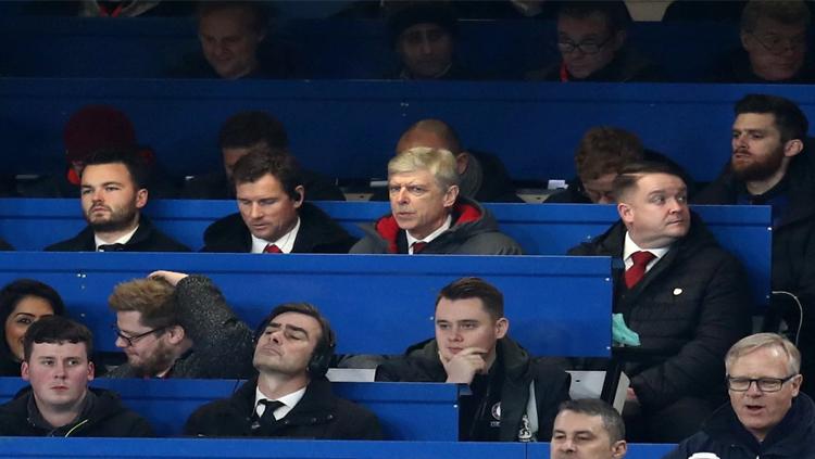 Arsene Wenger berada di tribun Media Stamford Bridge Copyright: Mirror